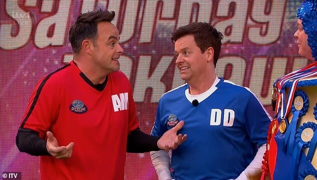 Последний эпизод программы «Saturday Night Takeaway» от Ant & Dec на этих выходных превратился в хаос после того, как ведущий Ант Макпартлин (слева) поранился, повалив Стивена Малхерна на землю.