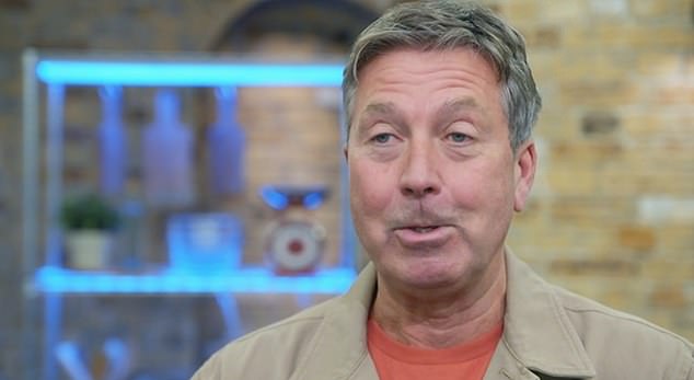 Затем Джон сказал на камеру: «К сожалению, Шарлотта порезалась, и ей пришлось покинуть кухню MasterChef для оказания медицинской помощи, чтобы она не доедала свое блюдо».