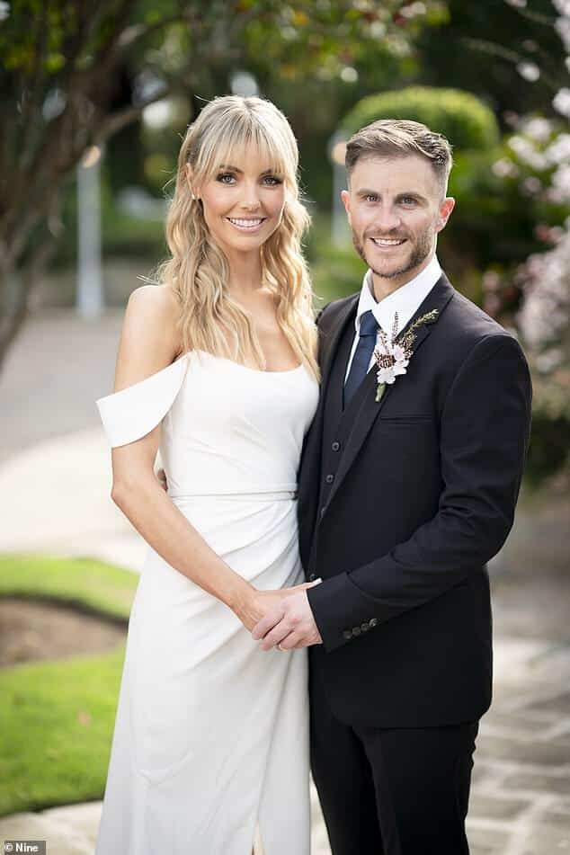 Мадлен Максвелл не появилась на вечеринке по случаю воссоединения Married At First Sight в воскресенье. На фото с мужем Эшем Галати.