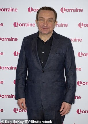 Звезда «Назад к черным» Эдди Марсан дебютировал со своими недавно окрашенными темными волосами во время выступления на «Лотарингии» в четверг.