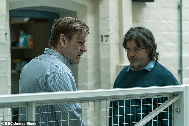 Шон Бин (слева) и Брайан Маккарди (справа) в популярной тюремной драме BBC «Время»