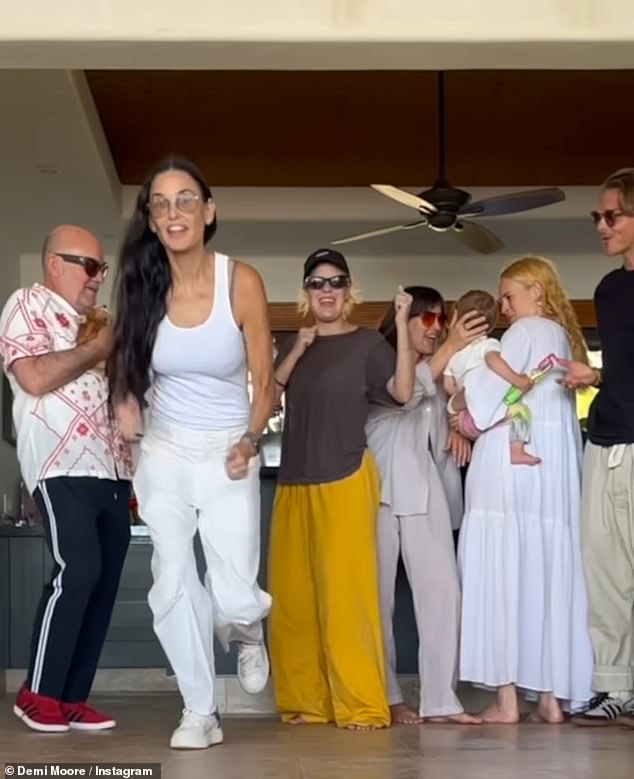 Забавное видео, которое Деми разместила в Instagram совместно со Скаутом, Таллулой и двумя их друзьями-мужчинами, показывает банду на их роскошной вилле, выходящей на песок.