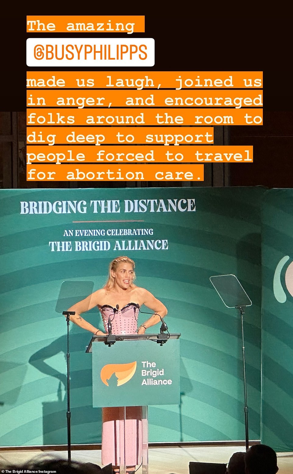 В Instagram-аккаунте Brigid Alliance написано: «Удивительный @busyphilipps рассмешил нас, присоединился к нам в гневе и побудил людей в зале копать глубже, чтобы поддержать людей, вынужденных путешествовать, чтобы сделать аборт».