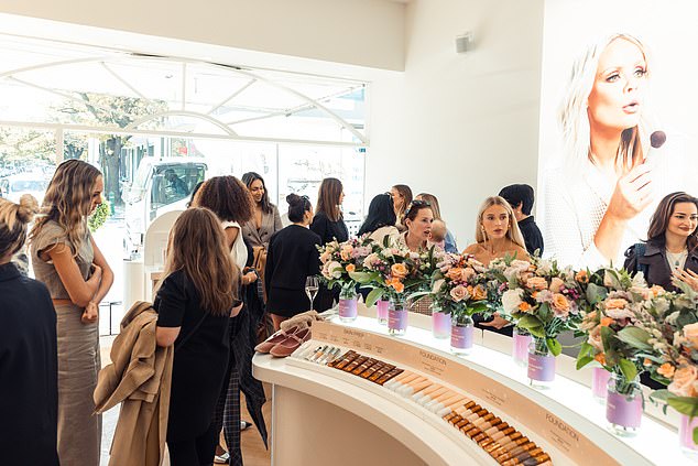 Мероприятие было организовано совместно Nine West и косметическим брендом Алекса Runway Room, на котором можно было получить множество их продуктов.