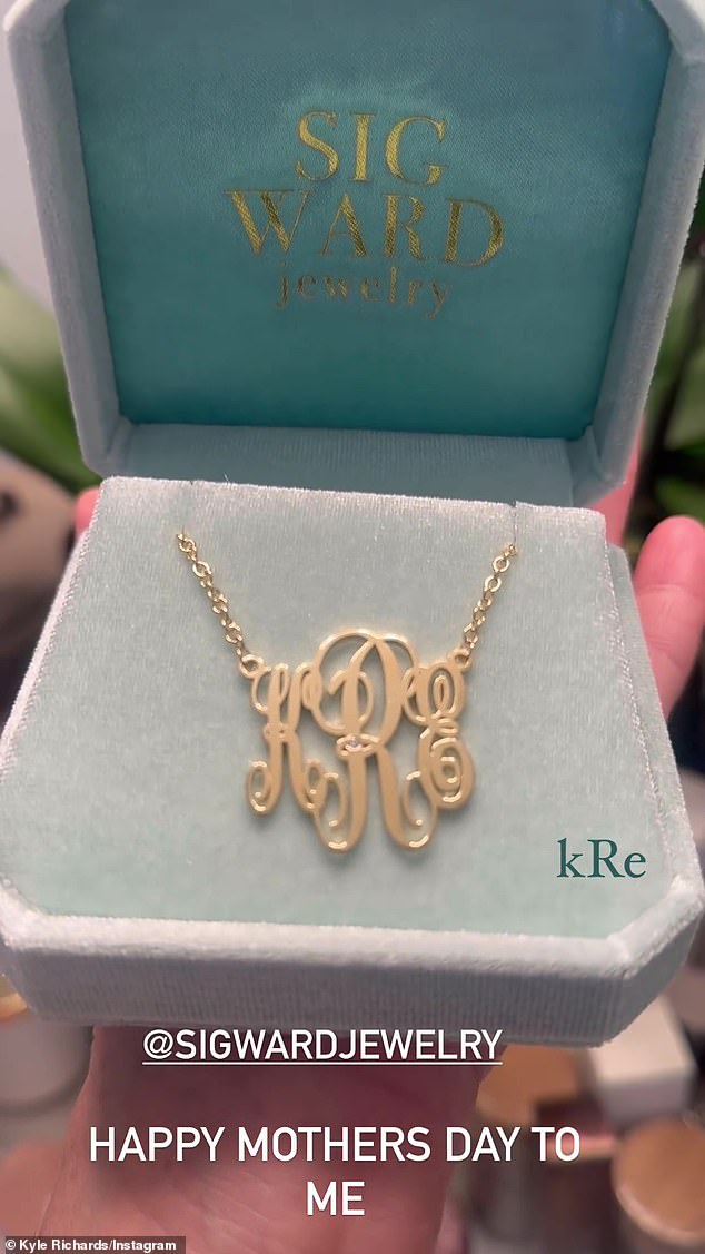 Золотое ожерелье Кайла от Sigward Jewlery содержало инициалы ее полного имени Кайл Иган Ричардс.