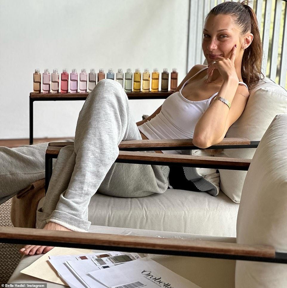 Ранее на этой неделе Белла зашла на свою страницу в Instagram, чтобы поделиться своим волнением по поводу запуска, а также загрузила закулисные изображения процесса.