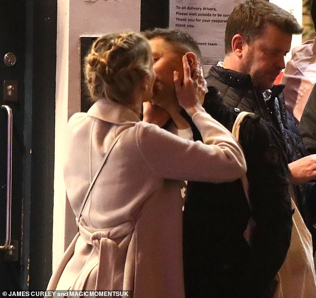 Рэйчел нежно положила руки на лицо любимого мужа, и они страстно поцеловались.