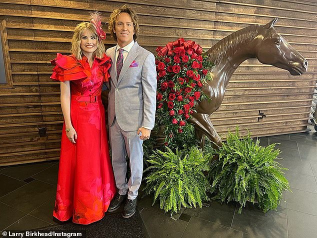 «По дороге в @kentuckyderby с Дэннилинн после отличного вечера на гала-концерте Barnstable-Brown и одной-двух быстрых утренних стрижек», — написал он, имея в виду новую более короткую стрижку своей любимой девочки-подростка.