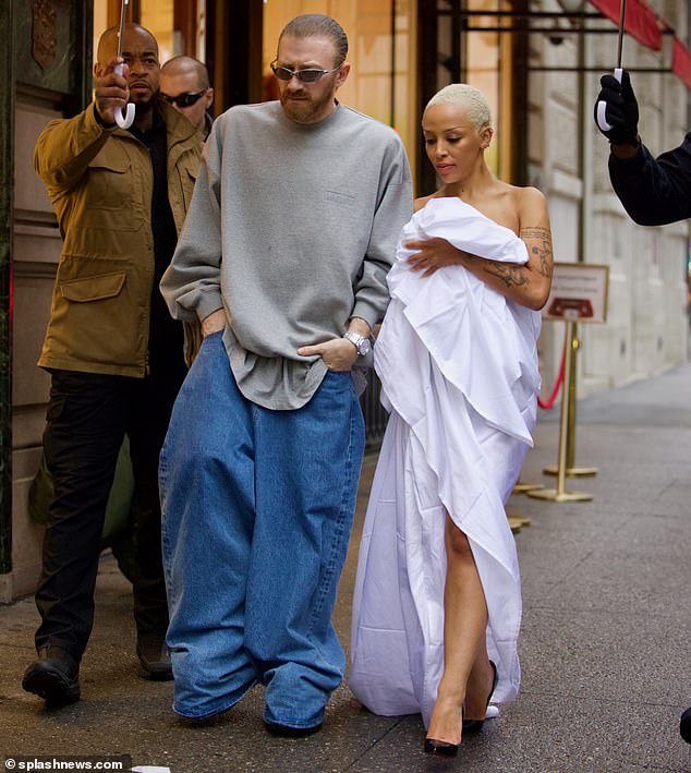 Креативный директор Vetements также носил синие джинсы, спадающие ему на ноги.