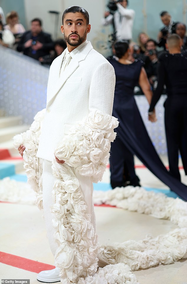 Bad Bunny является одним из сопредседателей Met Gala в этом году вместе с Дженнифер Лопес, Зендая и Крисом Хемсвортом.