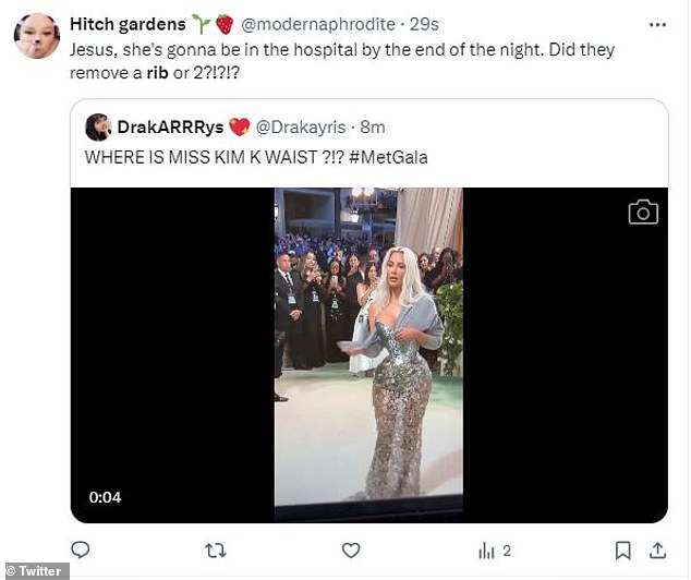 Однако больше всего в социальных сетях говорили о ее тонкой талии.  Пользователь One X (официально Twitter) написал: «Господи, к концу ночи она будет в больнице».  Они удалили ребро или два?!?!?»