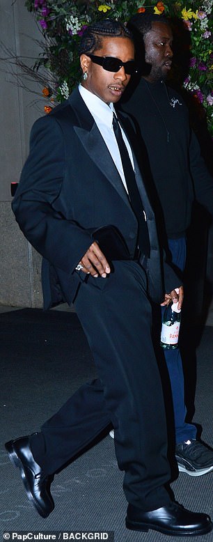 Ее мужчина A$AP Rocky выглядел щеголевато в полном смокинге.