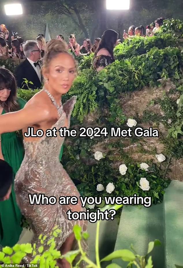 На Met Gala в понедельник (на фото) Лопес, которая была сопредседателем модного мероприятия, была обвинена в обращении с репортером как с «крестьянином».