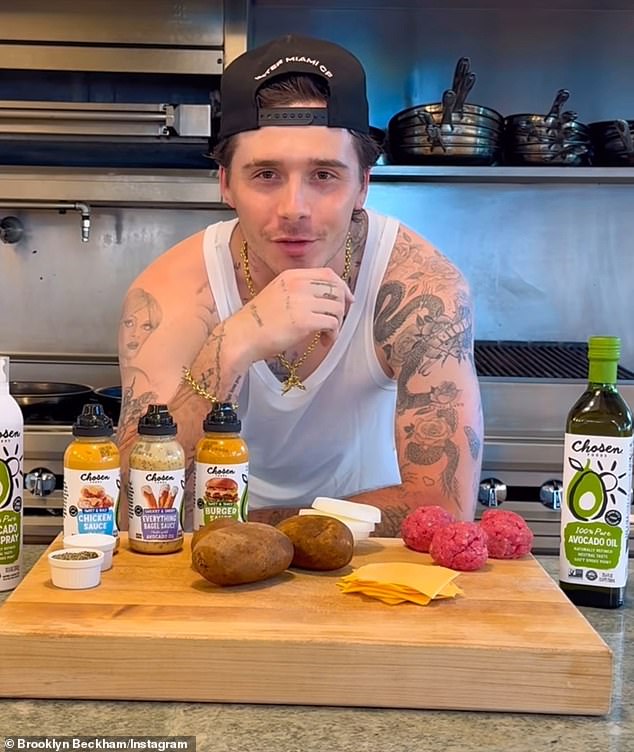 Чуть ранее в прошлом месяце Бруклин получил гриль от своих последователей после того, как он приготовил гамбургер и картошку фри в другом кулинарном уроке.