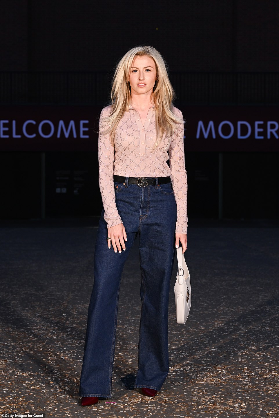 Футболистка Лия Уильямсон прибыла на показ мод Gucci Cruise 2025 в галерее Tate Modern.
