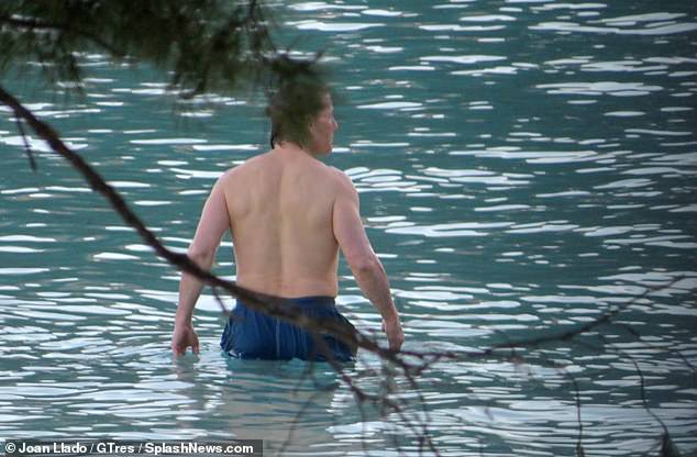 Звезда продемонстрировала мускулистую спину, позируя в воде.