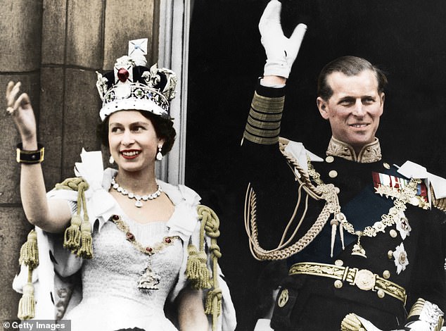 Ребекка также помогала ухаживать за коронационным платьем королевы Елизаветы, которым управляет Фонд королевской коллекции.