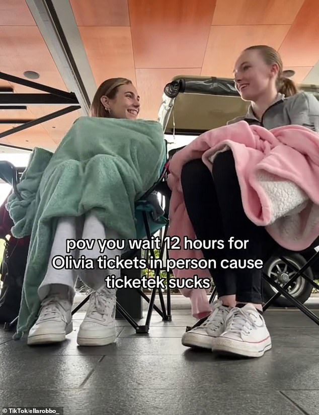 Позже Элла поделилась в комментариях обновленной новостью, с волнением подтвердив, что она получила билеты, но сказала, что многие люди в очереди остались разочарованы тем, что не взяли ни одного.