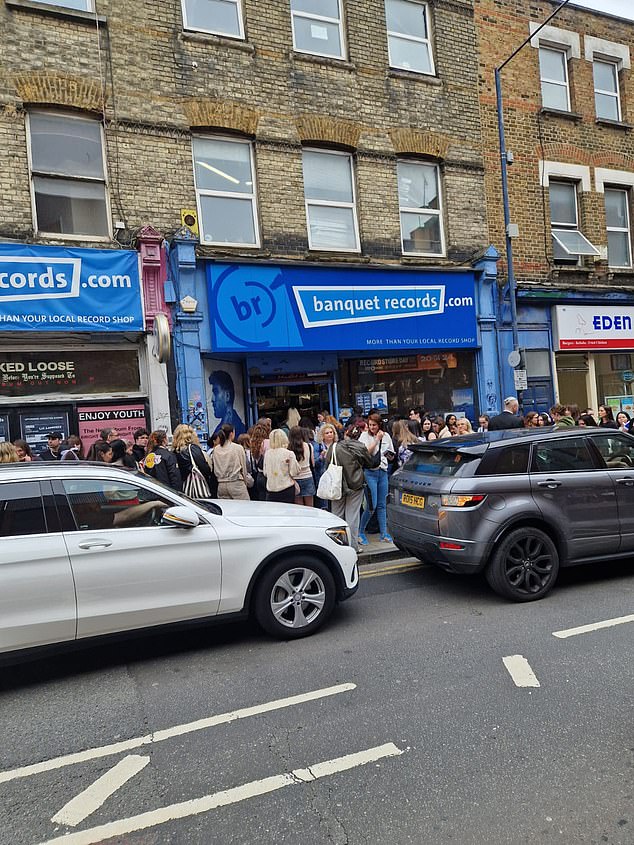 Представитель Banquet Records заявил сегодня, что они до сих пор не знают, что это были за «непредвиденные обстоятельства», но добавил, что большинство из тех, кто пропустил субботу, вернулись вчера, в результате чего подписание воскресного альбома стало самым крупным в их истории.