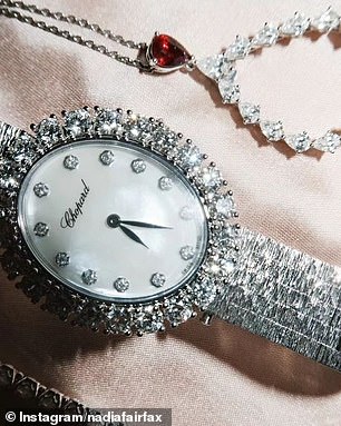Среди ее дорогих аксессуаров были инкрустированные бриллиантами часы Chopard.