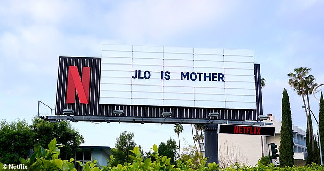 С 2021 года Netflix заработала репутацию компании, раздвигающей границы, когда дело доходит до лозунгов, отображаемых на рекламном щите на бульваре Сансет, которые, как известно, дерзки и обновляются еженедельно.