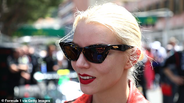 28-летняя актриса надела солнцезащитные очки черепаховой расцветки «кошачий глаз», собрала платиновые светлые волосы в элегантный пучок и накрасила классическую красную губу.