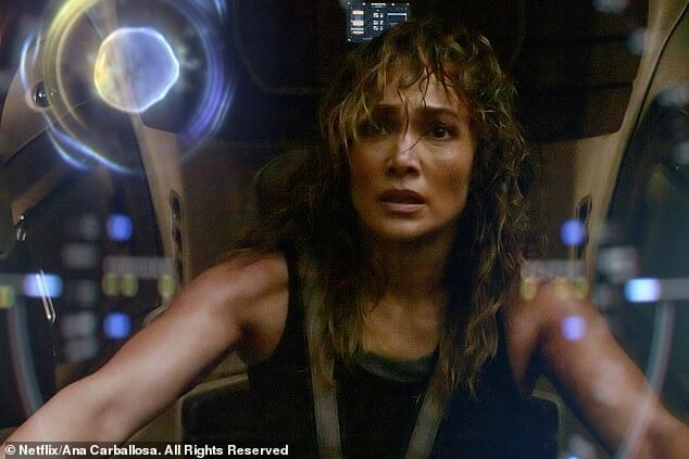 Премьера последнего фильма Дженнифер Лопес «Атлас» состоялась на Netflix в пятницу, но он появился на сервисе на фоне волны резких негативных отзывов кинокритиков; еще из Атласа