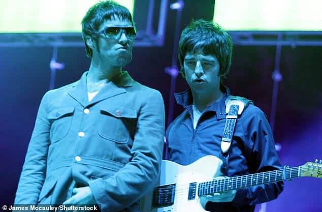 Oasis празднуют 30-летие своего дебютного альбома Definitely Maybe новым ограниченным изданием, но многие фанаты недовольны этой новостью (Лиам и Ноэль Галахеры на фото в 2005 году).
