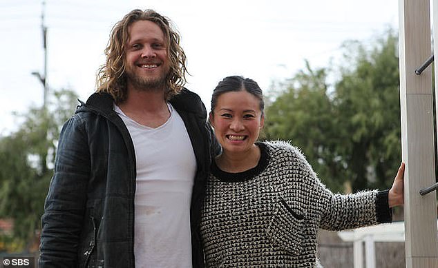 50-летняя судья MasterChef Australia рассказала, как она забеременела во время брака с теперь уже бывшим мужем Джоно Беннеттом (на фото), с которым она рассталась в 2021 году.