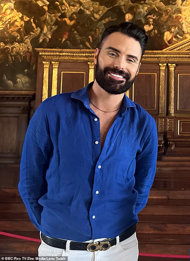 Но в Rylan's Dating Naked UK дерзкое действие происходит в тропическом раю где-то в Колумбии.