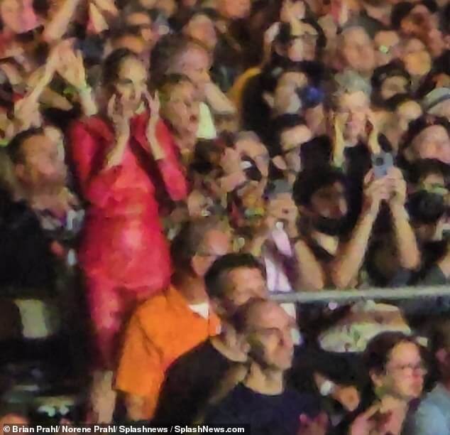 Селин Дион расплакалась, когда отреагировала на эмоциональные тексты The Rolling Stones во время просмотра их шоу в Лас-Вегасе после того, как певица покинула центр внимания.