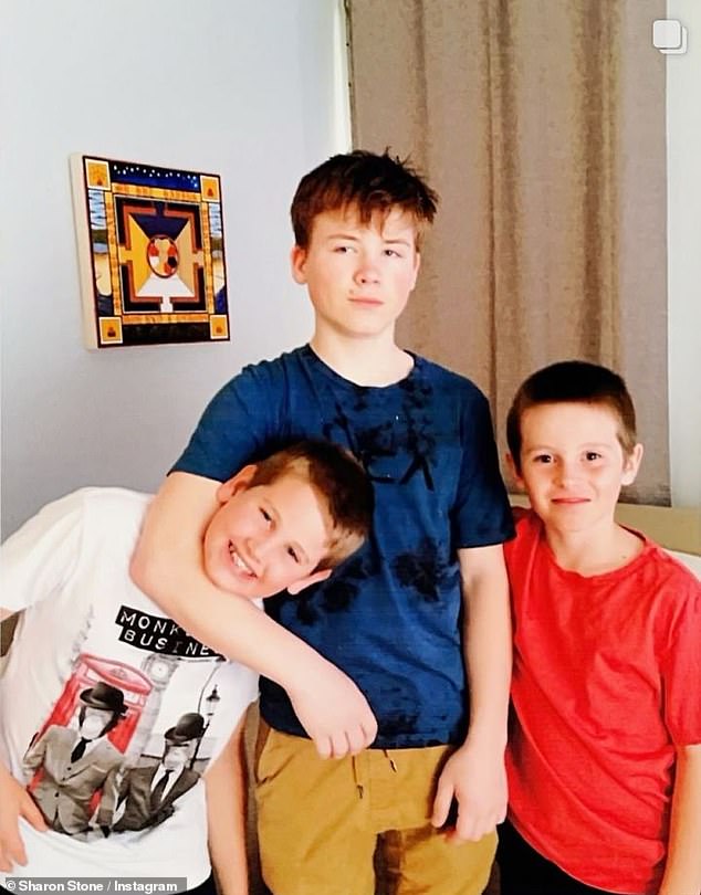 Она включила редкий снимок Роана с его братьями и сестрами Лэрдом, 19 лет, и Куинном, 17 лет.