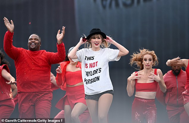 Позже она переоделась в белую футболку с надписью «This Is Not Taylor's Version» во время пения «22» — возможный намек на новую запись предыдущего альбома.