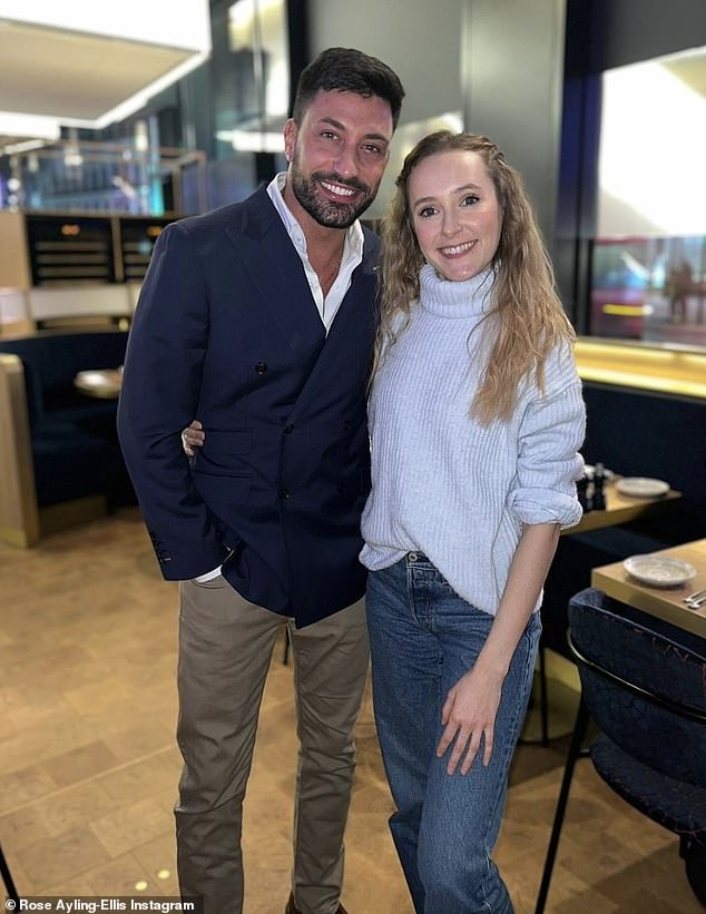 Звезду EastEnders поддержал ее бывший партнер по танцам Джованни Пернис, когда она поделилась милой фотографией себя в детстве, а также рядом заголовков о генной терапии.