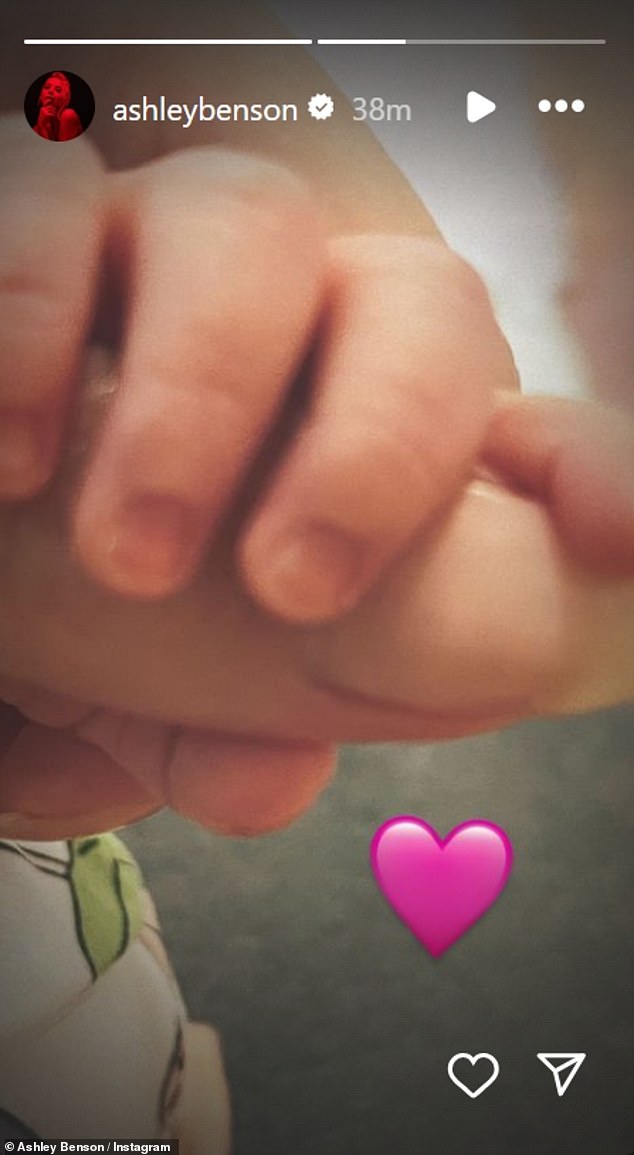 Бенсон только что дебютировала со своим новорожденным в своей истории в Instagram 29 февраля, поделившись фотографией крошечной ручки девочки, сжимающей палец, вместе с смайликом в виде розового сердечка.