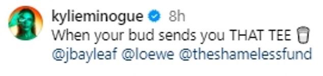На фотографии она была одета в белую футболку с надписью «Пей молоко» от Loewe, созданную в сотрудничестве с фондом Джонатана The Shameless Fund.