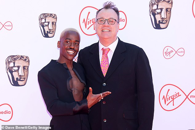 Когда сделка между BBC и Disney+, которая, по слухам, стоила 100 миллионов долларов, Рассел Т. Дэвис заверил фанатов, что «Доктор Кто» — это все тот же сериал (на фото справа, в 2022 году, с Нкути Гатвой, слева).