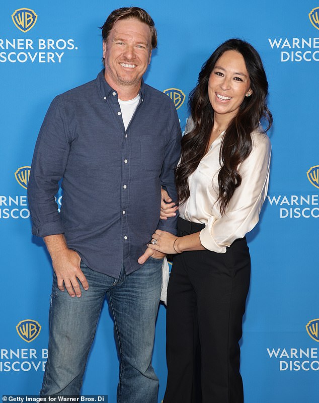 Джоанна и Чип также отпраздновали 10-летие Fixer Upper после того, как недавно снялись в фильме Fixer Upper: The Lakehouse, что ознаменовало их первое появление на HGTV с 2018 года;  видели в 2022 году в Нью-Йорке