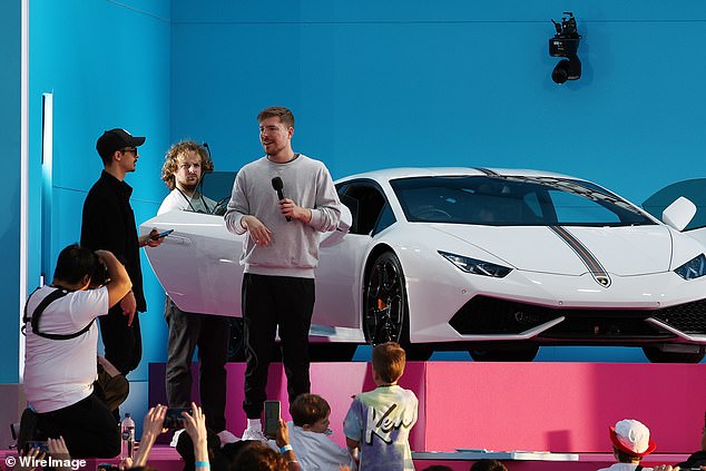 Удачливый австралийский фанат выиграл Lamborghini за 450 000 долларов во время крупного розыгрыша, состоявшегося в Сиднейском оперном театре в среду, в то время как девять других автомобилей также были выставлены на продажу.