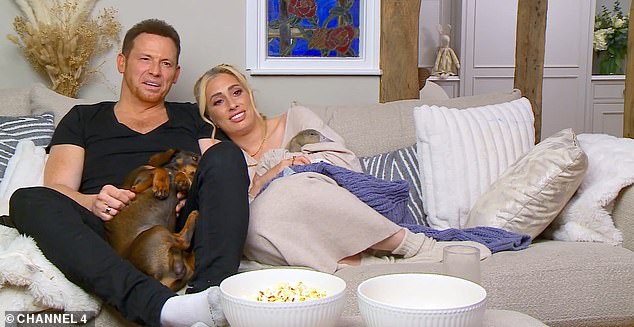 Джоуи сказал: «Раньше мы разговаривали в постели, не так ли?» Стейси ответила: «Раньше мы спали вместе в постели, помнишь это? До того, как у нас родилось трое детей за четыре года!»