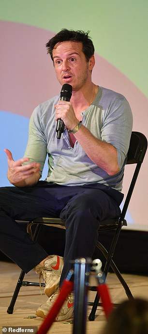 Любимый ирландский актер, 47 лет, выглядел типично сияющим.