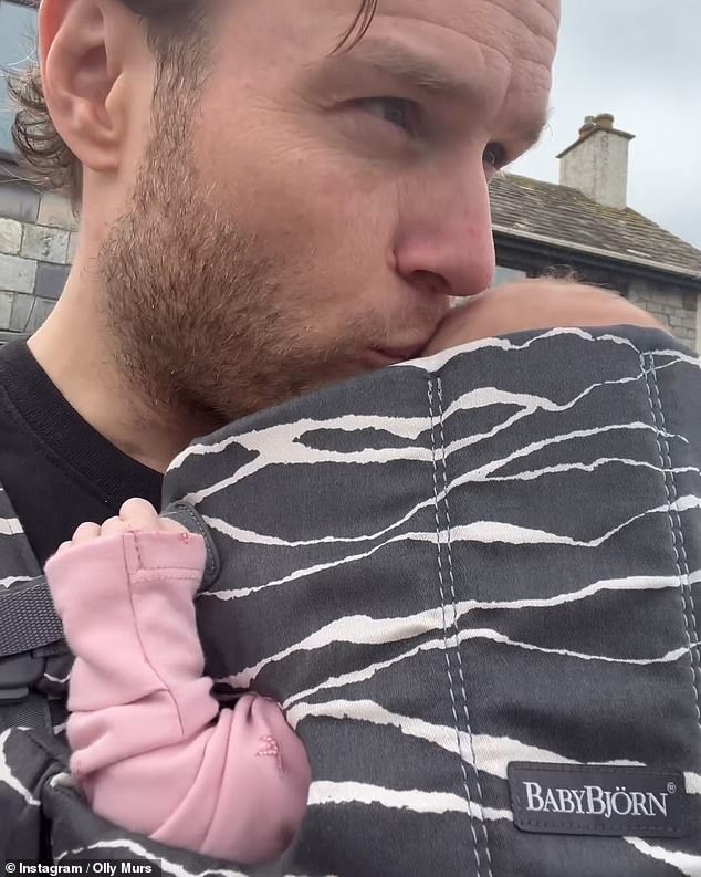 Новый папа также поделился со своими подписчиками милым видео, на котором он поет своей дочери, пытаясь успокоить ее плач.