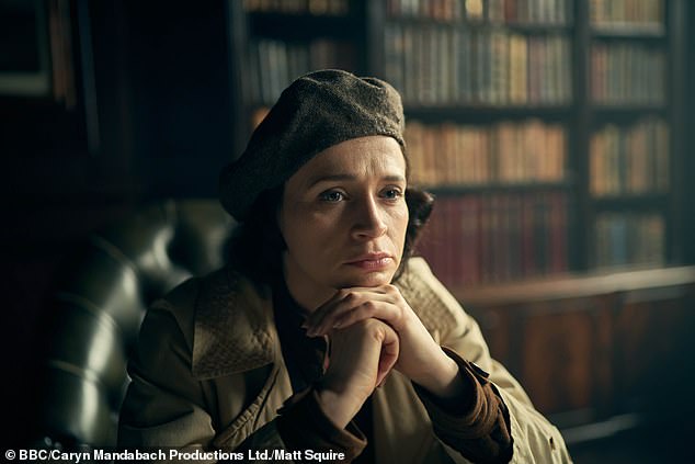 Шарлин, сыгравшая Лору Макки в пятом и шестом сезонах сериала «Острые козырьки» (на фото), ранее говорила, что до сих пор живет с «экзистенциальным ужасом», что ее актерская работа иссякнет.