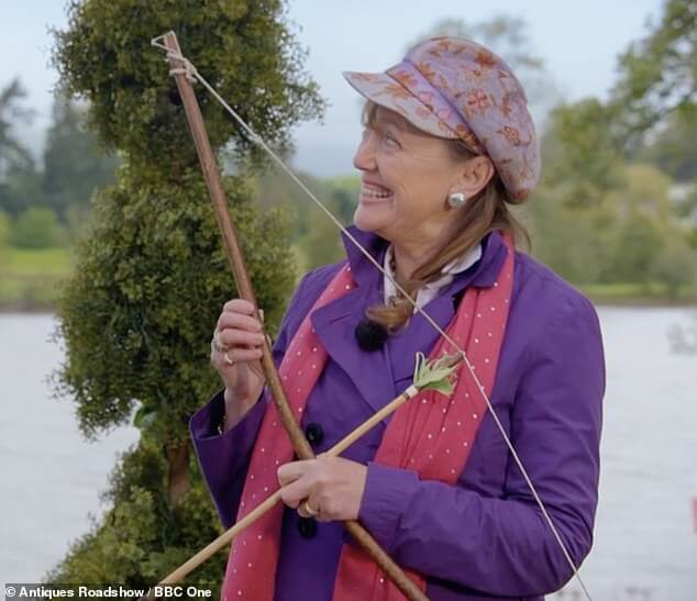 Antiques Roadshow приветствовала на выставке актрису сериала «Ласточки и амазонки» Софи Невилл в воскресенье, спустя 50 лет после того, как она появилась в культовом семейном фильме.