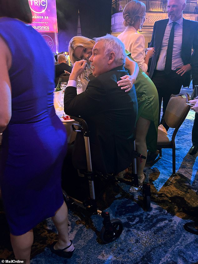 Неделю назад на церемонии вручения премии TRIC Awards Имонн был сфотографирован в инвалидном кресле, его утешала бывшая коллега Шарлотта Хокинс.