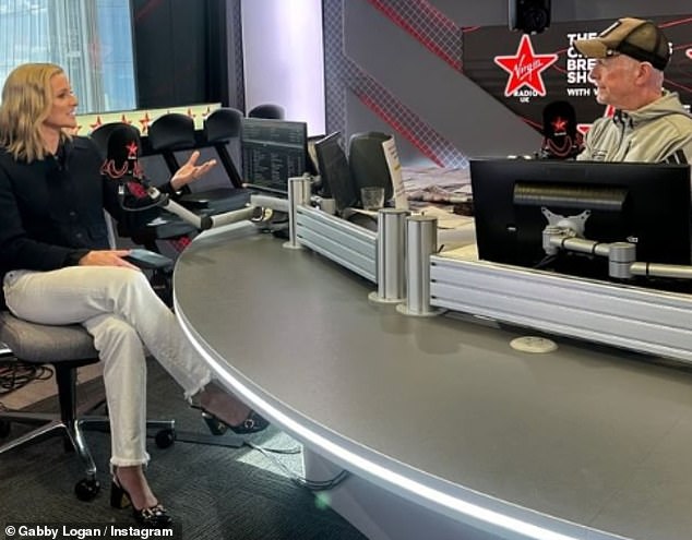 А в четверг она рассказала в утреннем шоу Криса Эванса на радио Virgin Radio, что им пришлось обсудить возможность отсутствия у него эрекции, поскольку на нее может повлиять лечение.