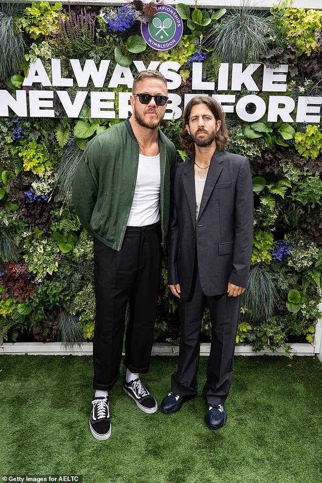 Участники Imagine Dragons Дэн Рейнольдс и Уэйн Сермон выглядели довольно элегантно в своих нарядах.