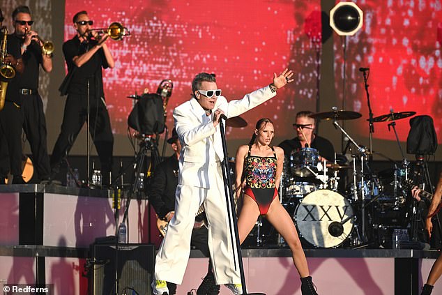 Робби начал свое выступление с грохота, сразу же начав с песни Let Me Entertain You, когда он появился на платформе под сценой.