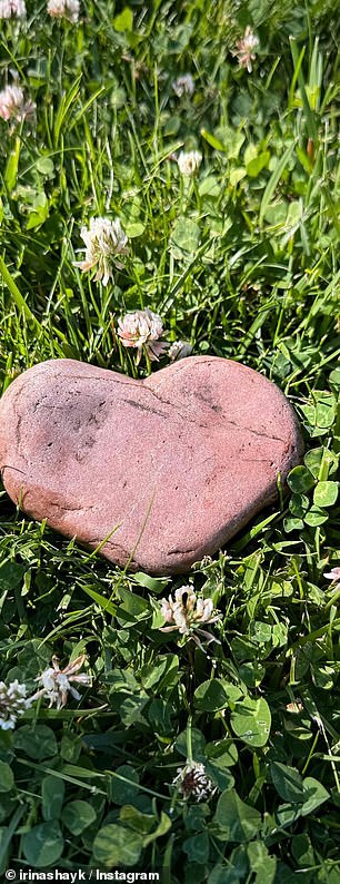 Модель нашла красный камень в форме сердца