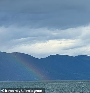На другой фотографии изображена попытка самой Матери-природы продемонстрировать свою красоту с помощью великолепной радуги, падающей с пасмурного неба в озеро на фоне гор.